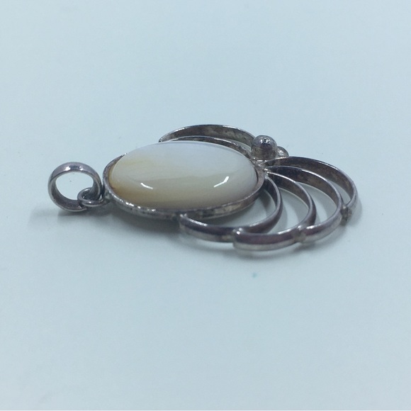 .900 Mother of Pearl Pendant - Picture 2 of 5